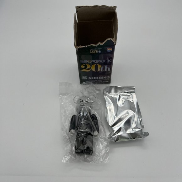 Bearbrick Series 43 Alfred Hitchcock Horror Medicom 100% Figure - Picture 2 of 7